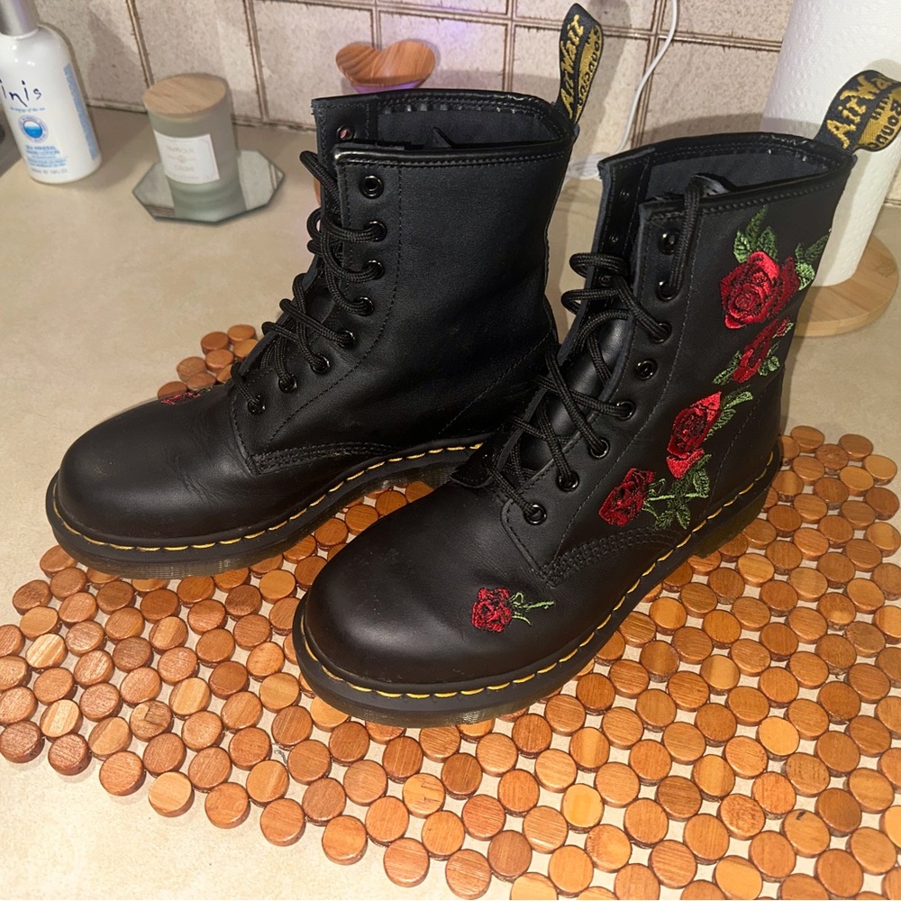 DR. MARTIN VONDA ROSE FLORAL LEATHER LACE UP BOOTS, SIZE 8, NEW NEVER WORN